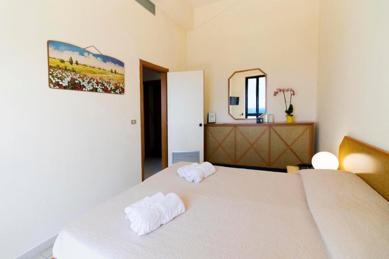 Albergo Palazzo Santa Cesarea Terme Bagian luar foto